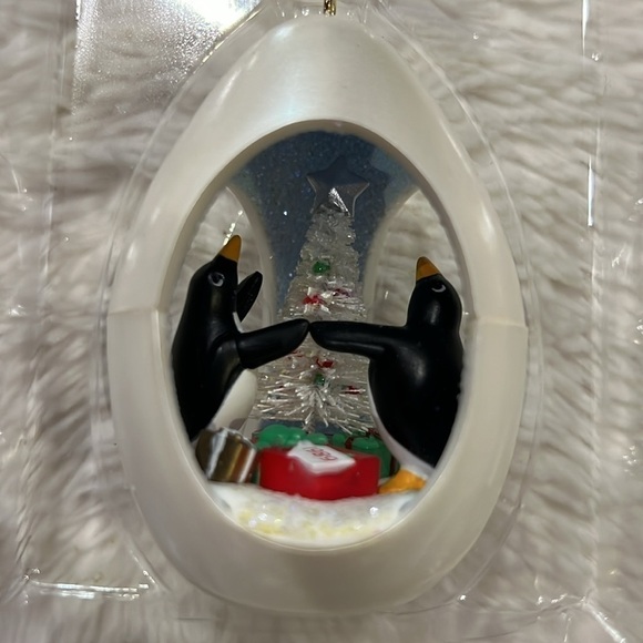 NEW Hallmark vintage collectors winter surprise penguin ice skating ornament - Picture 1 of 7